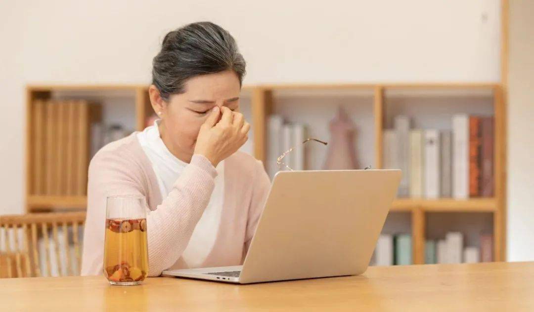 上班族:长时间对着电脑,眼睛会干涩,胀痛,视力模糊; 中老年人群:50岁