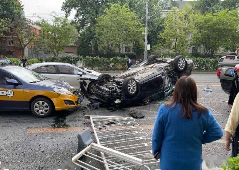 北京这里发生惨烈车祸:两车因行车纠纷,竞速驾驶,相互