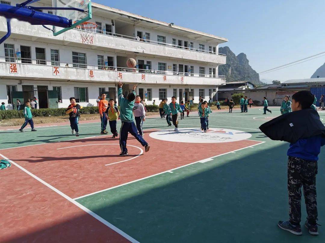 清远市英德市九龙镇第二中心小学的杜锋篮球场:打篮球吧,少年!