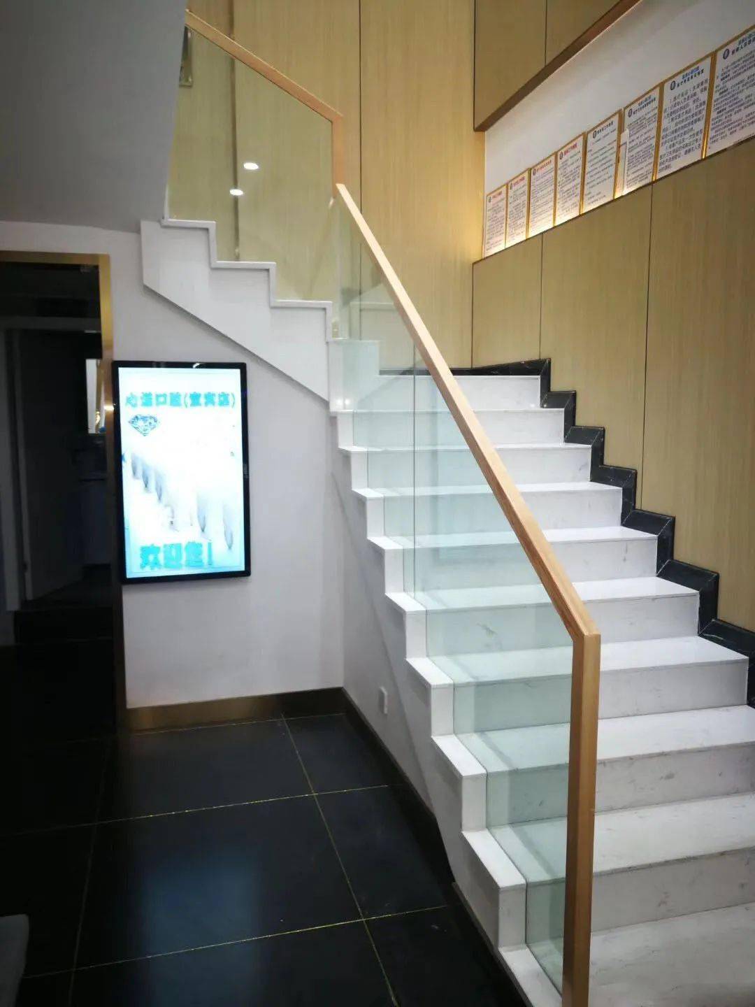 石材玻璃栏杆楼梯-玻璃外侧做梯步造型