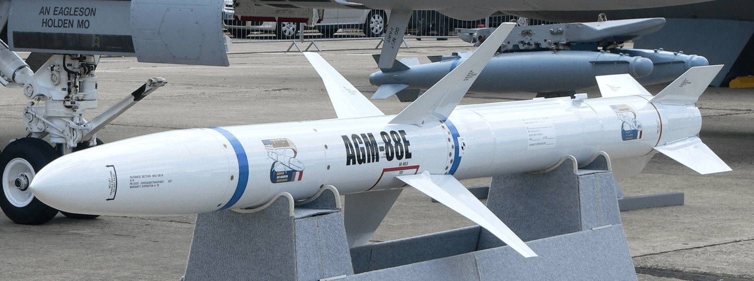 同款"的agm-88e型号空对地超音速反辐射导弹,而不是老型号的agm-88b