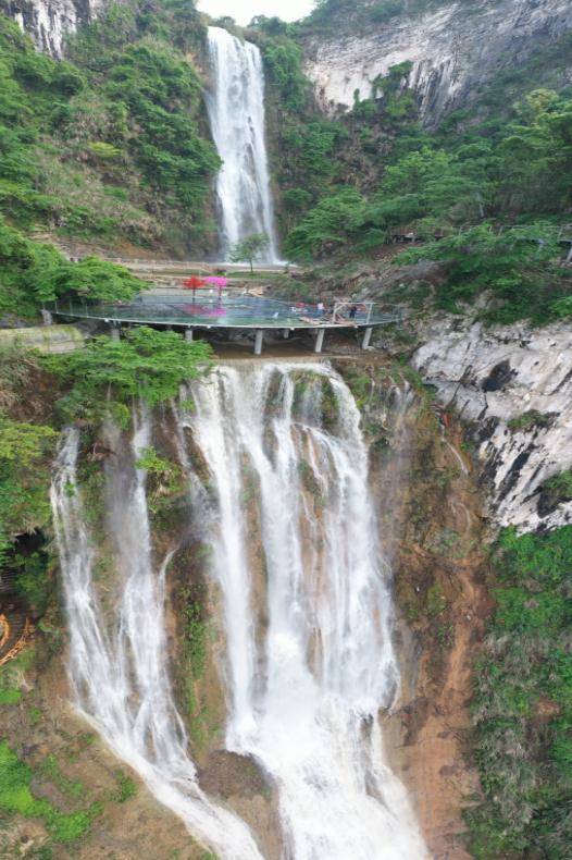 4月30日 排市镇传来好消息 五一期间 拥有黄石地区最大瀑布群的滴水岩