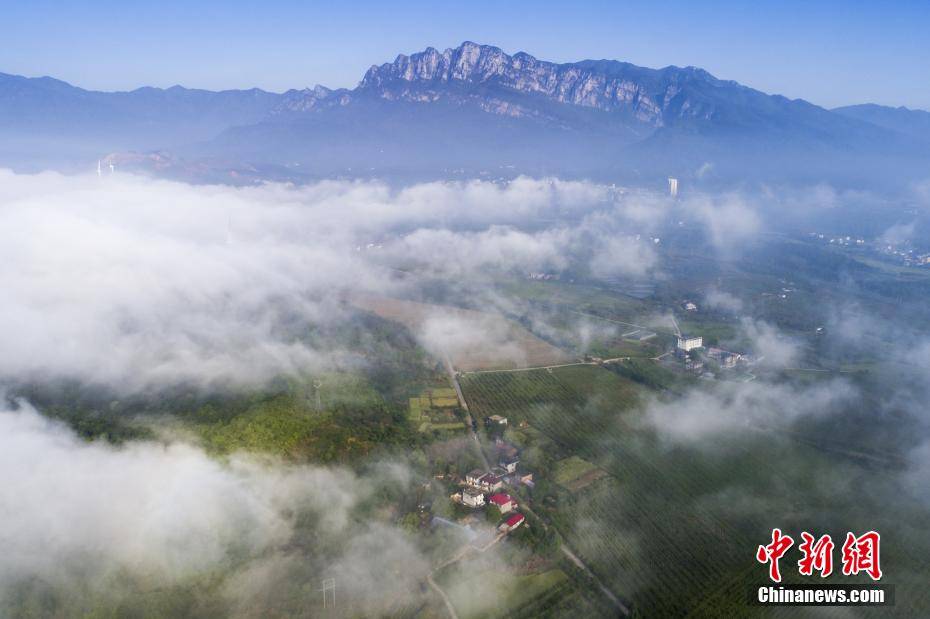 航拍江西庐山市乡村平流雾景观云雾缭绕宛若仙境