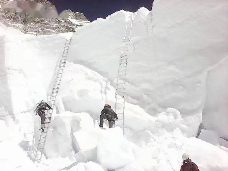 珠峰昆布冰川崩塌两登山者受伤