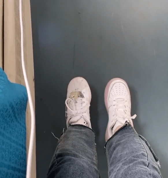 女子坐火车一只鞋被邻座女生穿错带走,有人还打算这样