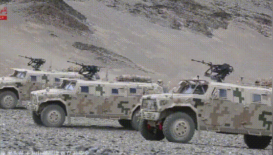 荒漠迷彩"猛士"突击车列装新疆部队