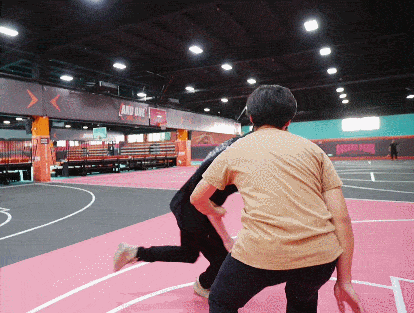 教练,我想打篮球!教练:那你先领体育消费券啊!