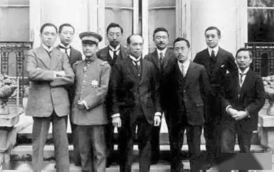 1919年梁启超与参加巴黎和会的中国代表合影.