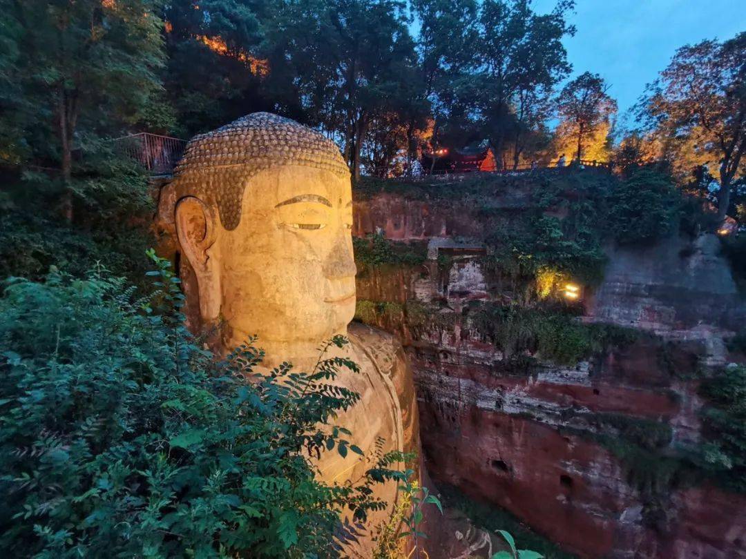 错峰出游,灯火阑珊,来一次沉浸式的旅行_乐山大佛