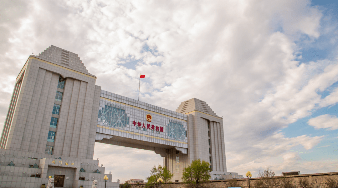 满洲里国门见证了北疆边陲小城跨越世纪的沧桑变化.