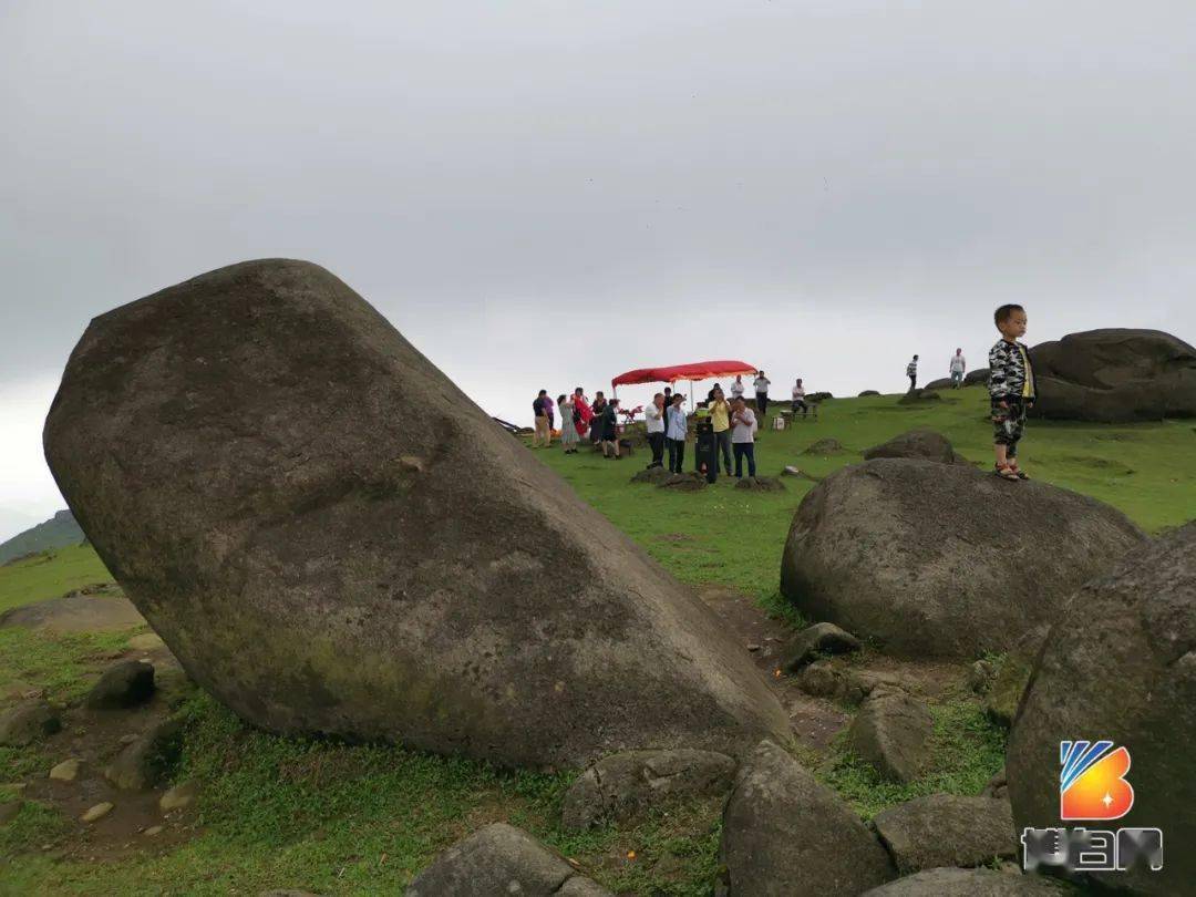 五一期间, 博白 六塘颈成了热门旅游地,  不少游客登顶游玩, 看云海