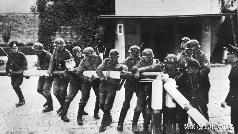 1939年9月1日,德国步兵和边境警察一起移开德波边境入口的横杆.