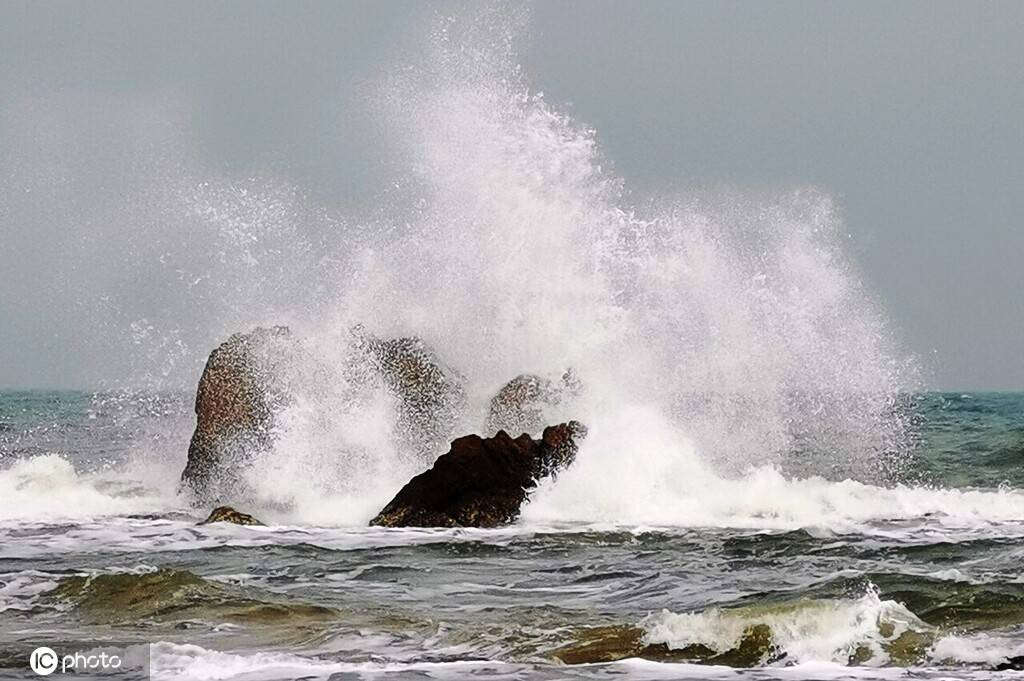 青岛大风预警 海浪拍打礁石浪花飞溅