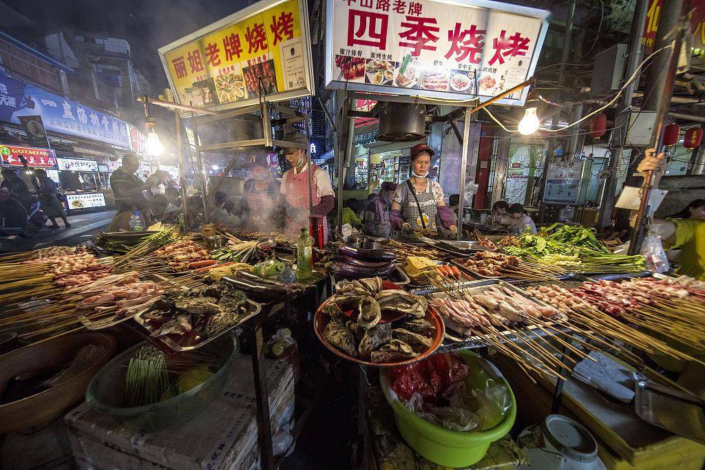 2018年6月17日,南宁,中山路美食街.(来源:视觉中国)