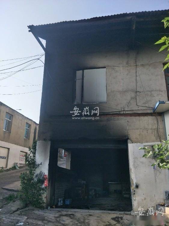 合肥清溪路一汽车修理厂烤漆房起火 消防员先后来两次