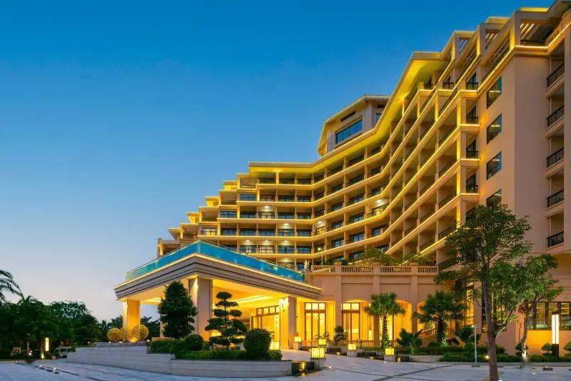 金凤凰海景酒店位于三亚湾椰梦长廊的中心阶段,"闹中取静,静中取繁"