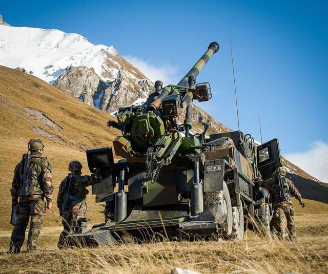 新疆军区装备又上新!新型122毫米卡车炮首秀高原演兵场