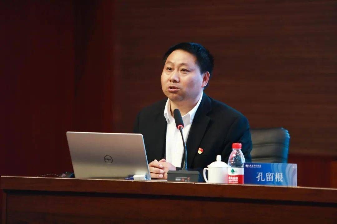 大连艺术学院副校长张小梅向孔留根教授颁发聘书,聘请孔留根教授为