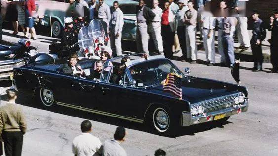 当年肯尼迪遇刺时候乘坐的,就是这个系列的定制车.