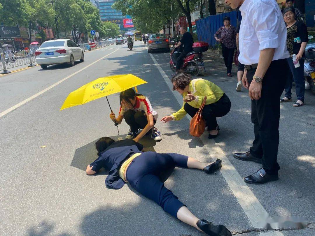 点赞常宁最美撑伞女孩烈日下抚慰晕倒女子