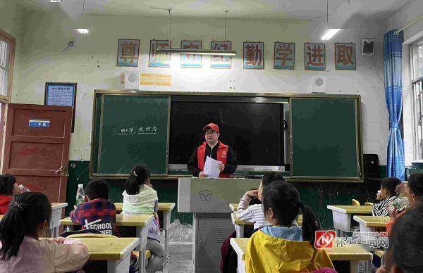 为小朋友讲解禁毒知识怀化市新闻网讯(通讯员 杨浩雷 石晴文)5月17日