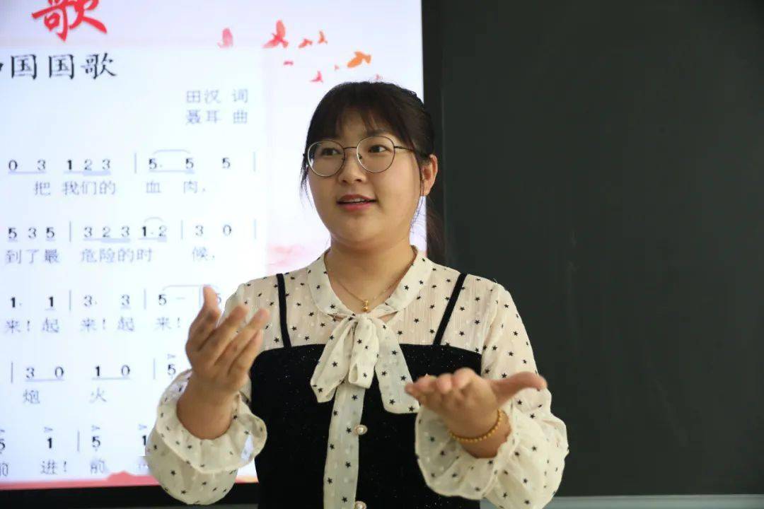 不知道重复了多少遍,练习多少次,学生们慢慢地学会了" 手语国歌"