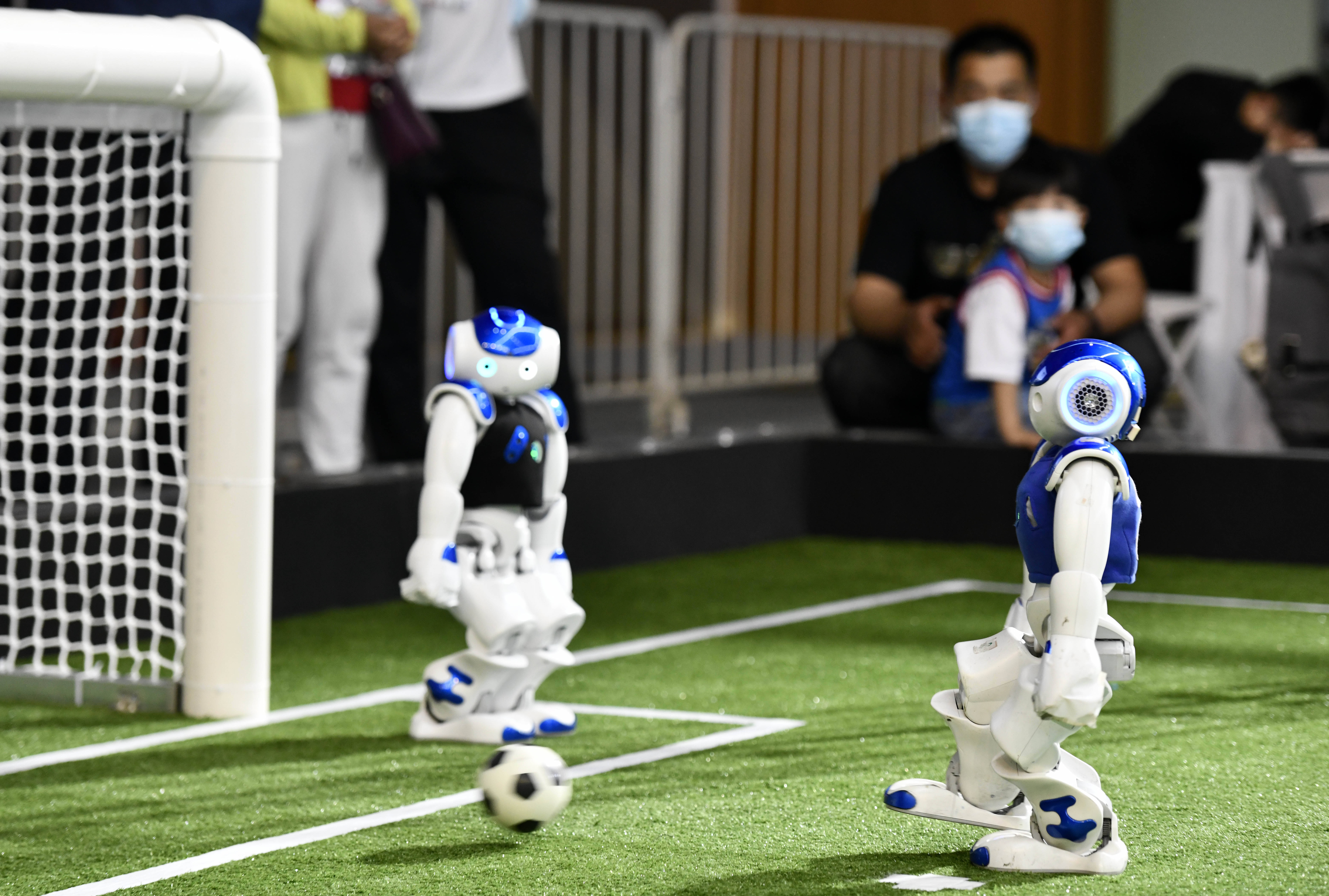 看智能大会上的机器人"大比武"