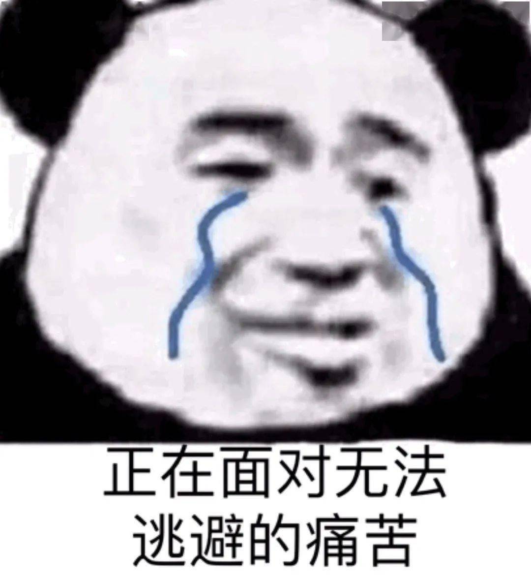 原来 男孩在穿衣服的过程中 不小心被拉链卡住了左眼皮 表情痛苦