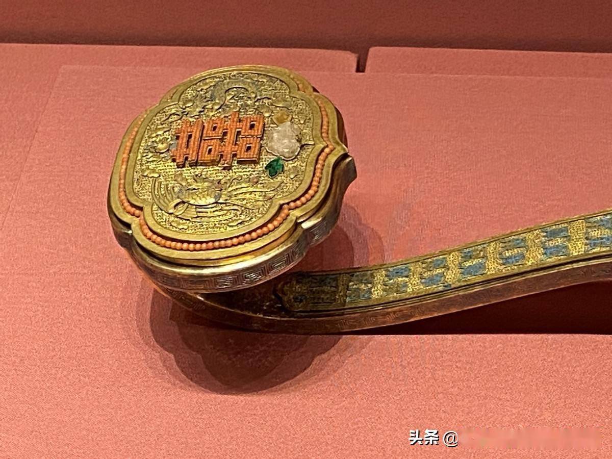 故宫如意:精巧繁复的鎏金如意