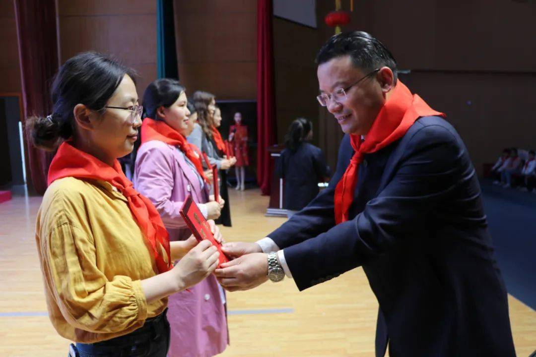 柏武林中队为新队员佩带红领巾大队委祁朝夕宣读新队员名单组建一年级