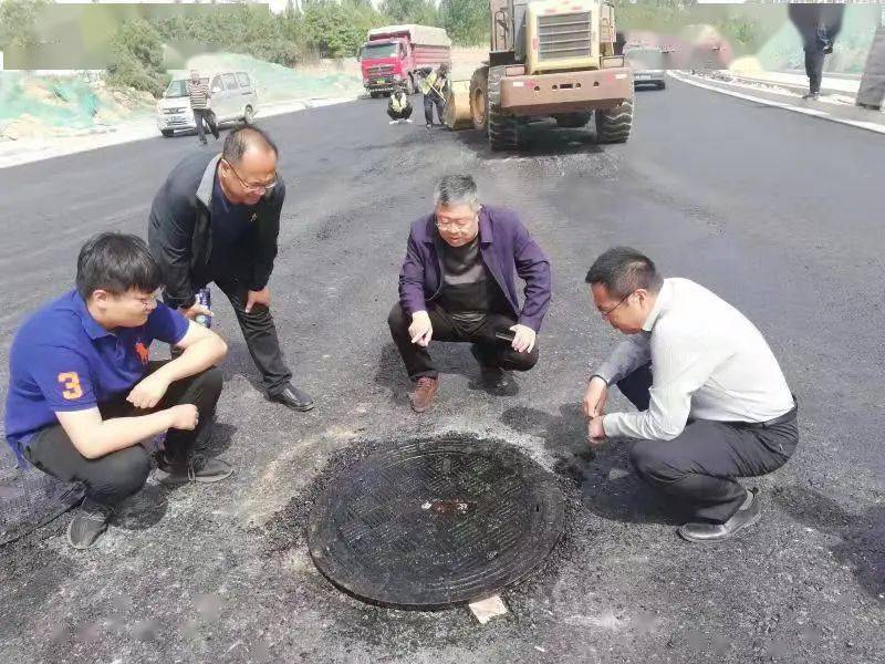 近年来,杨建亭同志坚持民生保障原则,重点实施市区未打通道路,立体