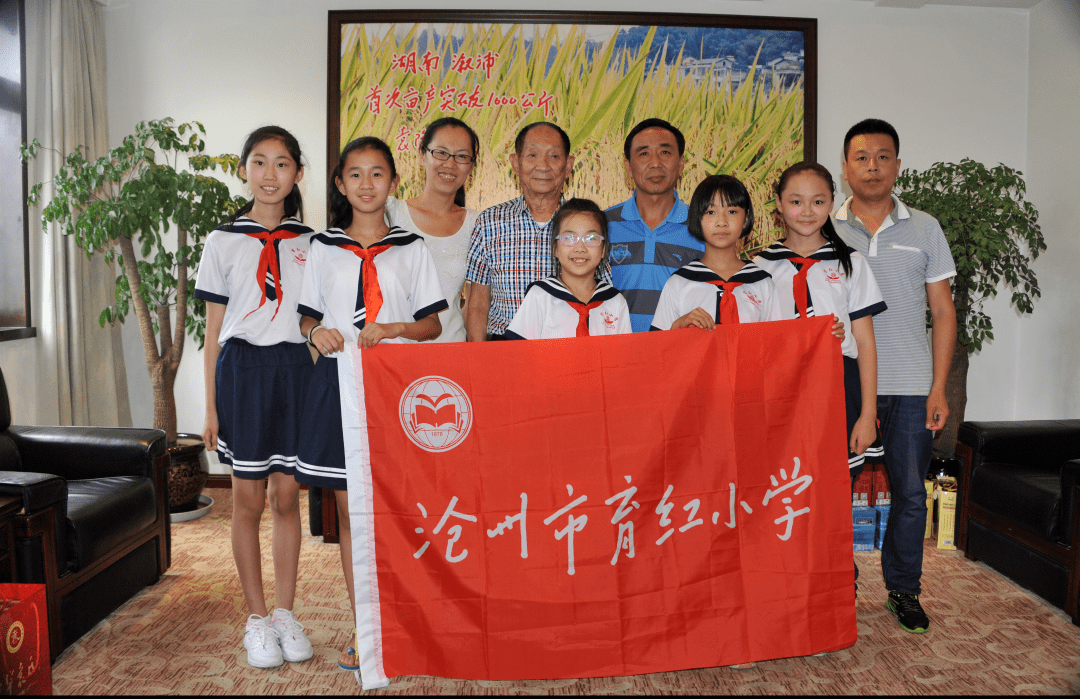 同样悲伤的还有沧州市育红小学的师生们,校长孙耀明让老师给学生们
