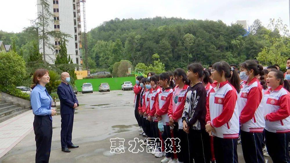 惠水四中50余名学生受邀旁听了县法院对一起盗窃案件的庭审,在直观