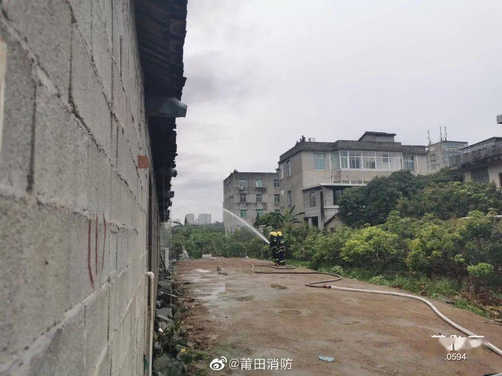 今天上午一大早,在莆田荔城区拱辰街道莘郊村,一栋民房发生火灾,火势