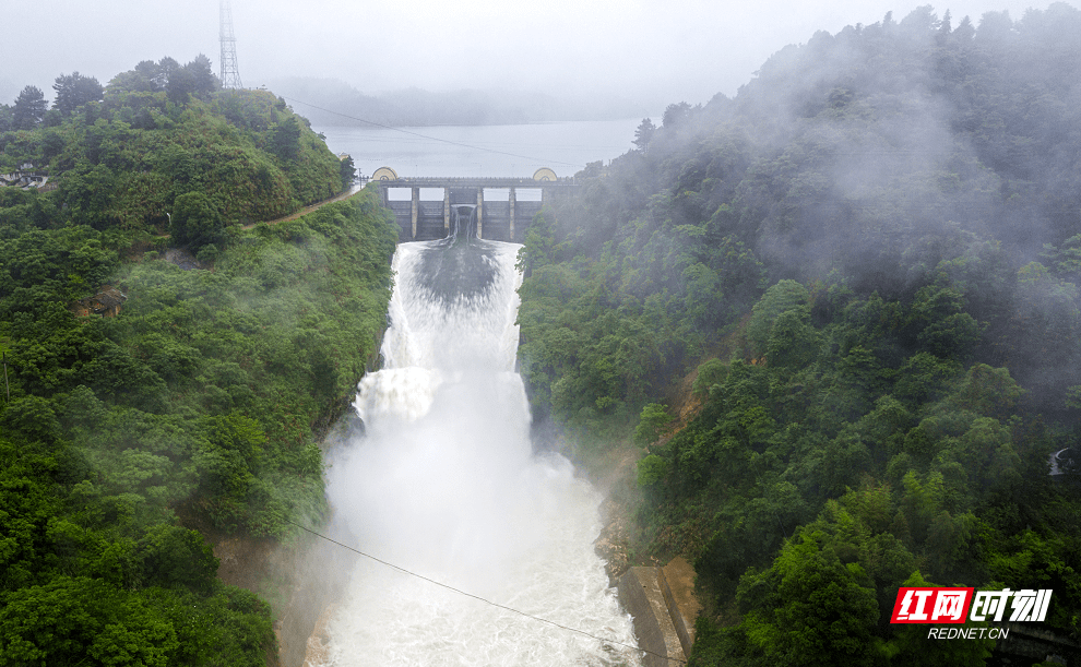 酒埠江水库泄洪!巨大水流奔涌而出,震撼如台风天_文建美