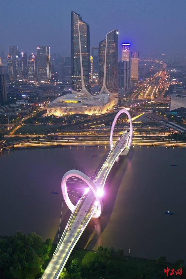 航拍南京眼步行桥 仿若江面上跳跃的音符夜色美如画