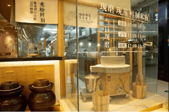 三两粉每家门店都设有石磨展示区 红餐网记者观察发现,整个"湖南米粉