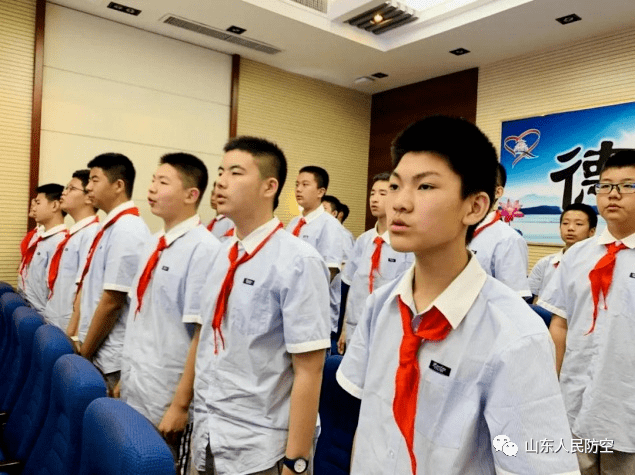 济南甸柳一中初一年级级部主任田刚说:这堂课结合中东局势讲空袭