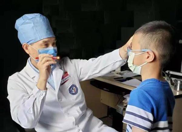 戴这种眼镜能治愈近视?医生专家:不能!有的甚至造成严重后果