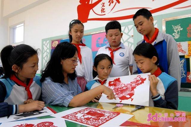 青岛即墨区小学生童心向党巧手剪纸迎六一