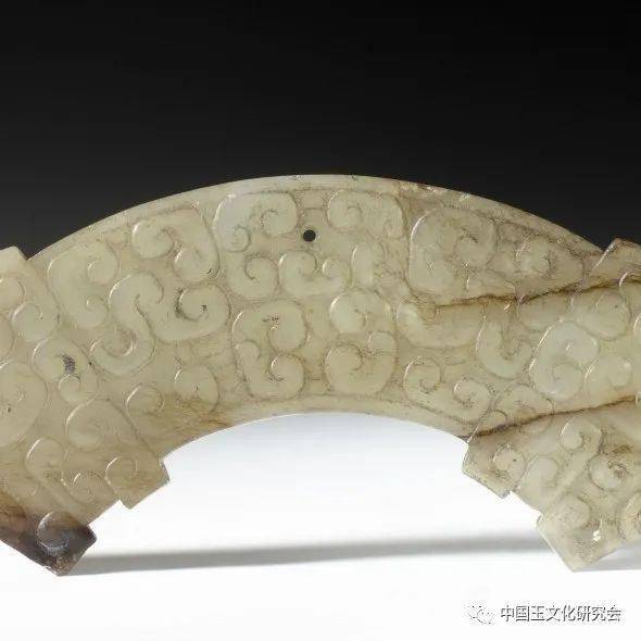 双龙首玉璜  年代:春秋  尺寸:长10.6厘米 宽3厘米