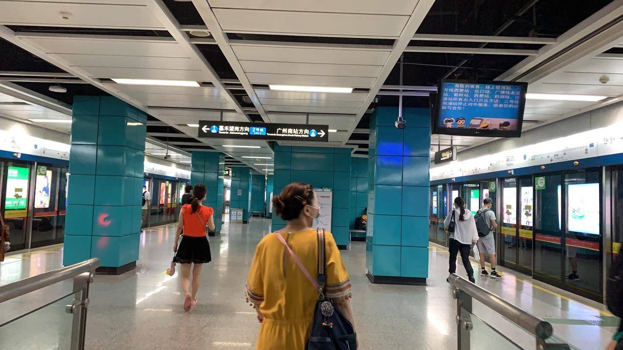 2号线上的南洲站站台,客流稀少.
