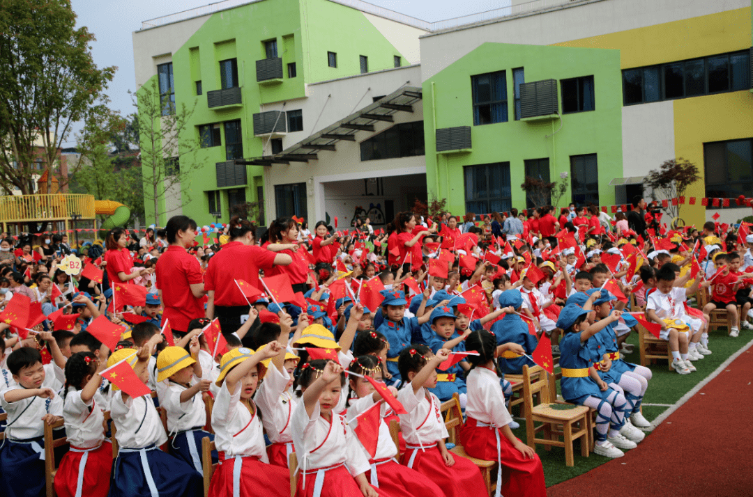 据悉,城西幼儿园也将继续围绕建党一百周年展开丰富多彩的党史爱国