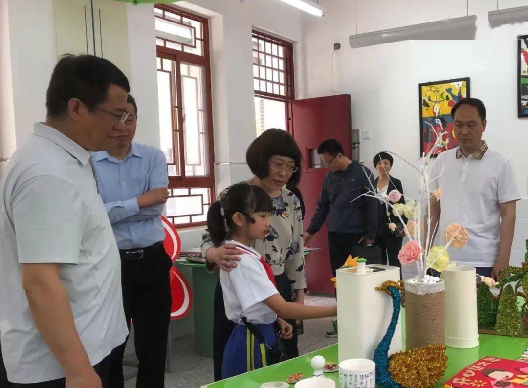 四八班小讲解员冯圣钊绘声绘色地讲解了我校抗日小英雄-马骥宸的故事