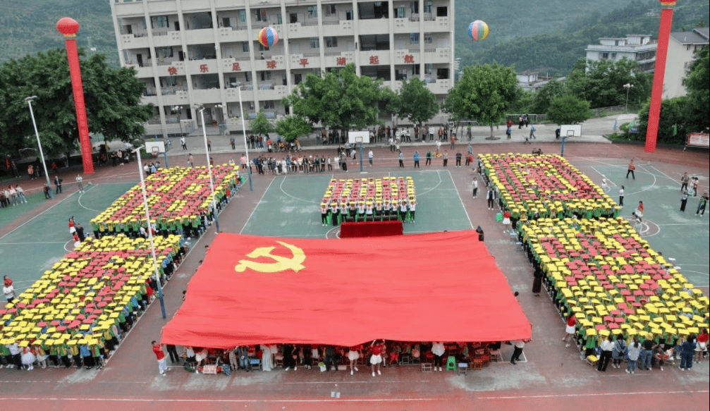 5月28日上午, 海峡小学全校师生及家长齐聚一堂,向建党100周年献礼—