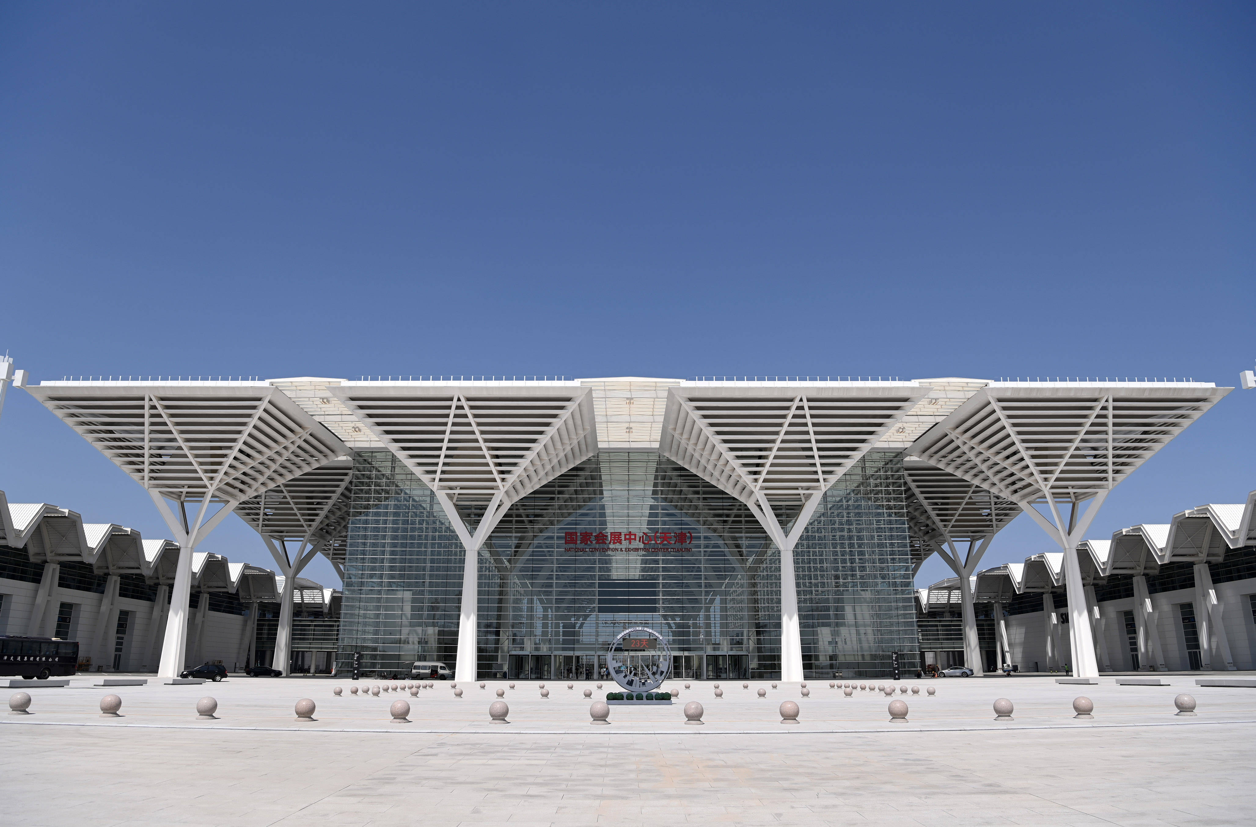 6月1日,这是国家会展中心(天津)一期工程的南登录大厅外景.