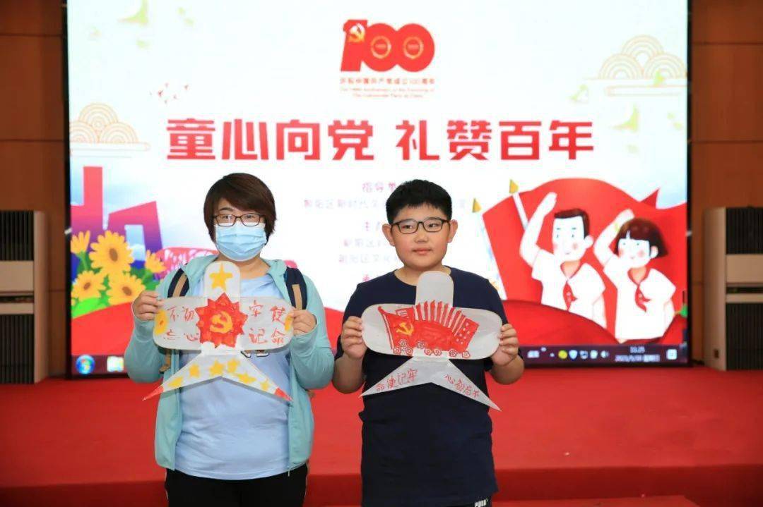 亲手制作了立体剪纸,面塑, 宫廷风筝,衍纸 作品包括天安门,党旗,党徽