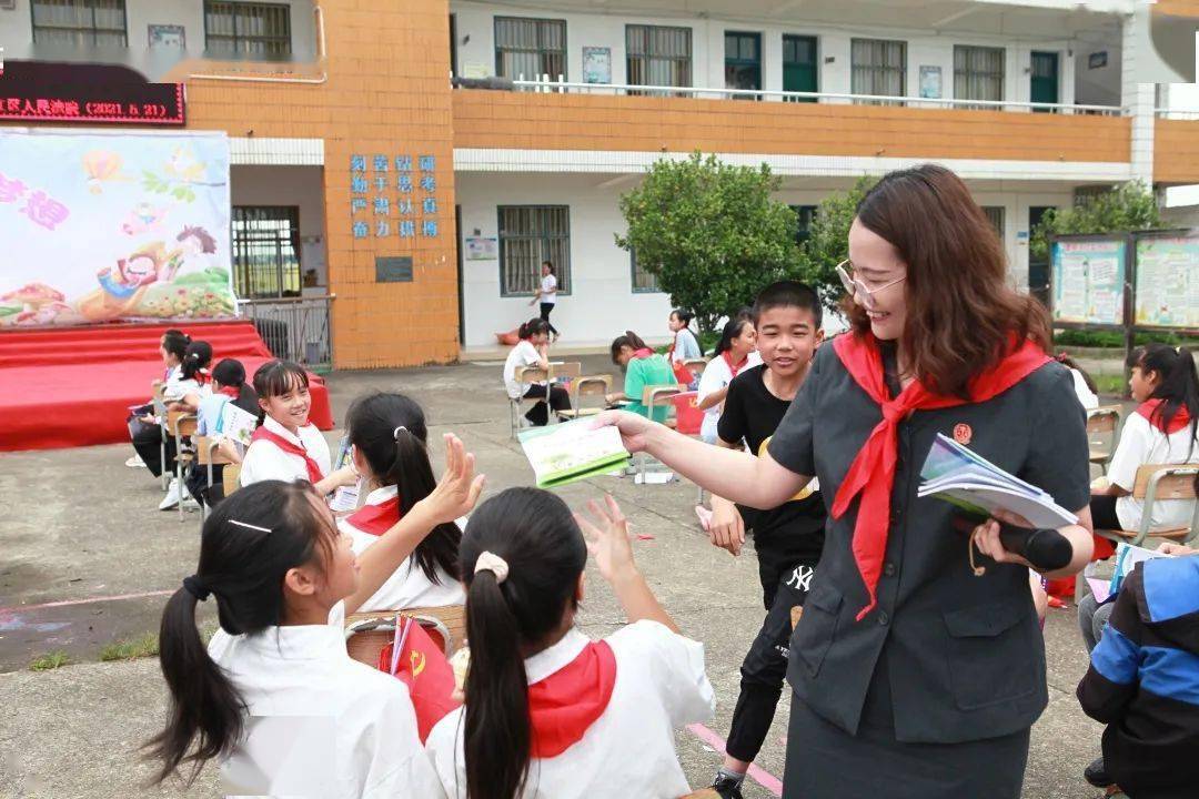 守护明天柳江法院到穿山镇李向群希望小学开展六一儿童节慰问活动