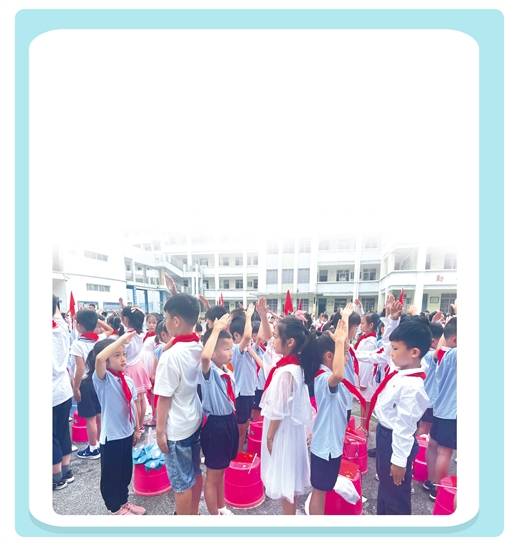 柳州市公园路小学举行少先队入队仪式,老队员为新队员戴上红领巾并互