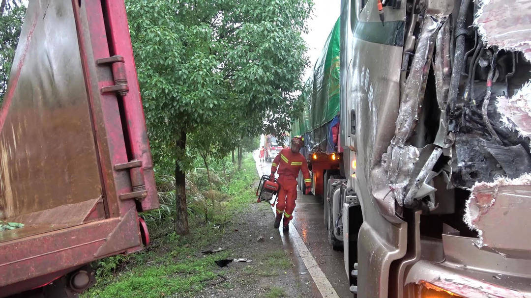 货车撞上大挂车 消防5分钟迅速救援